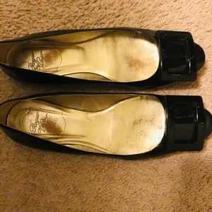 Roger Vivier flats used black in color